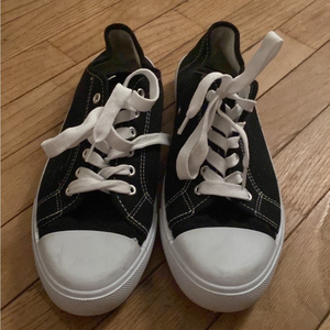 Black and white‎ shoes 9